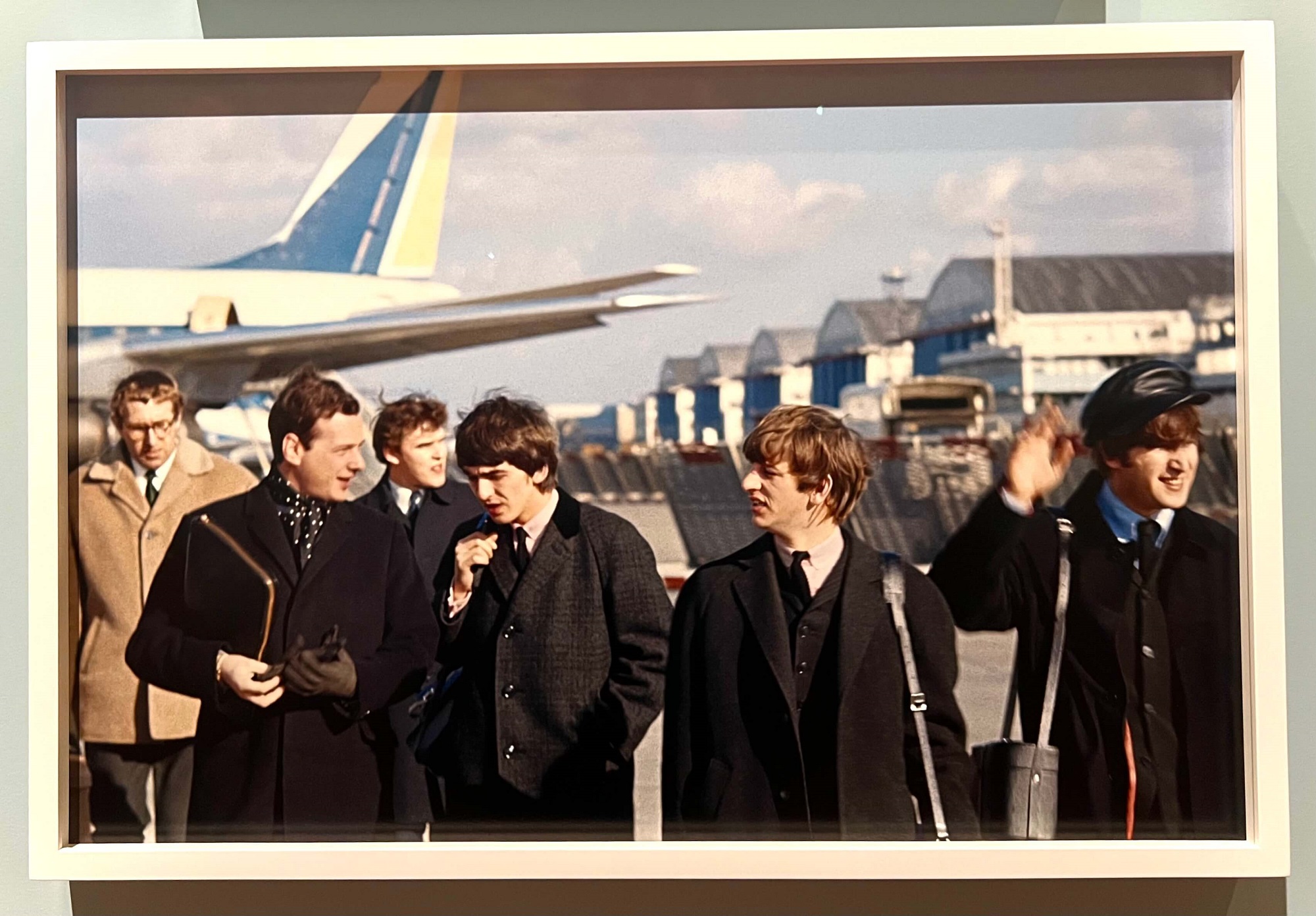 Paul McCartney. The Beatles leaving Heathrow Airport 7 February 1964, 1964. Paul McCartney Photographs 1963–64: Eyes of the Storm. de Young Museum, Sf.